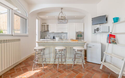 Villa Solemare: Møbel, Indretning, Gulvbelægning, Etage, Træ, Loft, Køkken, Countertop, Cabinetry, Hjem