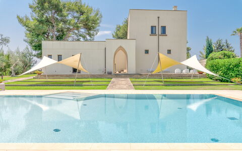 Masseria Ceratonia: Svømmepøl, Skygge, Estate, Landscaping, Lawn, Hacienda, Villa, Kunstgræs, Gårdsplads, Eco Hotel
