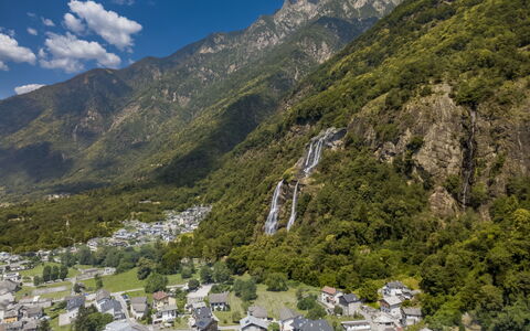 Borgonuovo Waterfall'S House: Bjerg, Bjergrige Landskabsformer, Natur, Vegetationen, Bakke, Naturlige Landskab, Highland, Landskab, Hill Station, Terræn