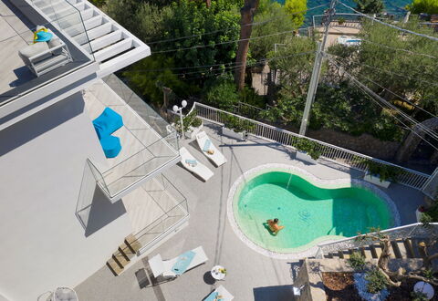 Villa Neranyum: Svømmepøl, Udvej, Udendørs Møbler, Kompositmateriale, Eco Hotel, Fritid, Estate, Skygge, Villa, Thermae