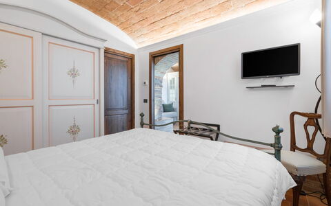 Le Volte, Borgo Campassini, Monteriggioni: Soveværelse, Møbel, Indretning, Seng, Væg, Sengetøj, Sengetøj, Loft, Bed Frame, Belysning