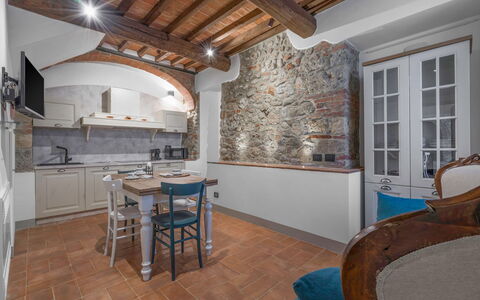 Le Torri, Borgo Campassini, Monteriggioni: Væg, Indretning, Møbel, Gulvbelægning, Loft, Etage, Belysning, Køkken, Countertop, Værelse