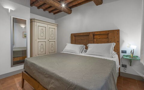 Le Torri, Borgo Campassini, Monteriggioni: Møbel, Soveværelse, Indretning, Seng, Gulvbelægning, Loft, Værelse, Sengetøj, Etage, Sengetøj