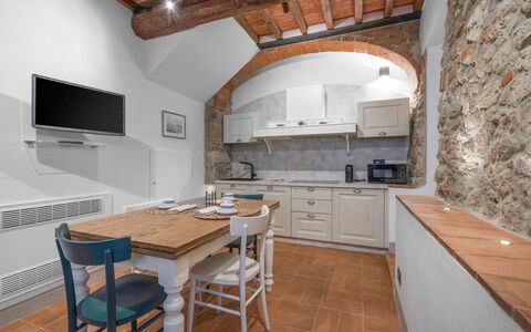 Le Torri, Borgo Campassini, Monteriggioni: Møbel, Indretning, Gulvbelægning, Loft, Køkken, Etage, Countertop, Cabinetry, Belysning, Værelse