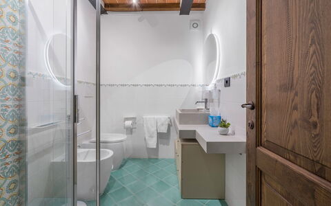Il Borgo, Borgo Campassini, Monteriggioni: Gulvbelægning, Væg, Etage, Indretning, Sanitærarmatur, Badeværelse, Tap, Loft, Håndvask, Belysning
