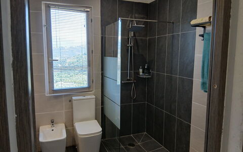 Villa dei Sogni: Sanitærarmatur, Toiletbræt, Badeværelse, Toilet, Gulvbelægning, Etage, Indretning, Vvs, Flise, Glas