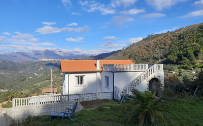 Villa dei Sogni: Bjergrige Landskabsformer, Hus, Bakke, Boligområde, Bjerg, Arkitektur, Hjem, Highland, Tag, Landskab