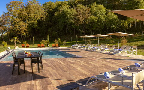 La Piazzetta, Borgo Campassini, Monteriggioni: Svømmepøl, Udendørs Møbler, Møbel, Udvej, Liggestol, Stol, Eco Hotel, Paraply, Fritid, Have