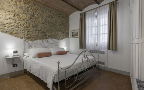La Piazzetta, Borgo Campassini, Monteriggioni: Indretning, Soveværelse, Møbel, Loft, Seng, Værelse, Gulvbelægning, Etage, Sengetøj, Belysning