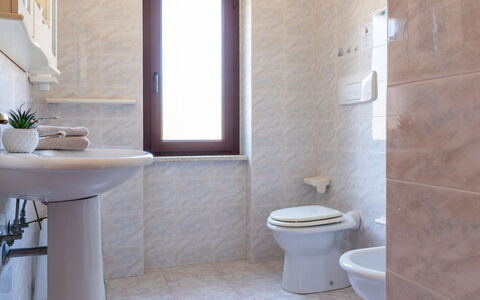 Remo: Gulvbelægning, Sanitærarmatur, Etage, Badeværelse, Toiletbræt, Toilet, Indretning, Håndvask, Tap, Vvs