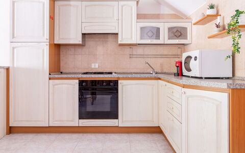Remo: Køkken, Cabinetry, Større Bandage, Træ, Køkken Apparat, Indretning, Countertop, Møbel, Gulvbelægning, Skab
