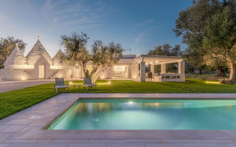 Trullo Brenda: Have, Lawn, Estate, Landscaping, Svømmepøl, Parkere, Gård, Stuehus, Villa, Mansion