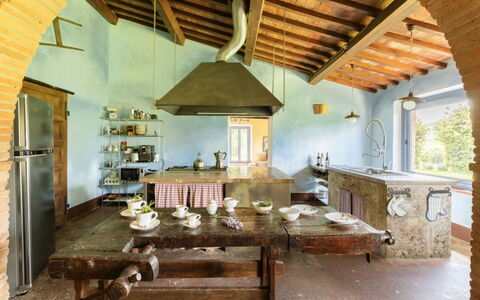 Podere Monti: Møbel, Indretning, Træ, Hjem, Gulvbelægning, Hus, Køkken, Bord, Loft, Stol