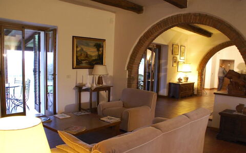 Villa del Lago: Møbel, Indretning, Væg, Gulvbelægning, Træ, Værelse, Couch, Stol, Stue, Bord