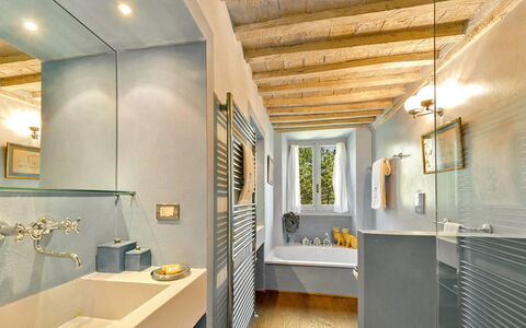 Villa Aiola: Væg, Sanitærarmatur, Indretning, Badeværelse, Gulvbelægning, Loft, Etage, Tap, Håndvask, Belysning