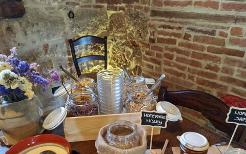 Podere della Bruciata: Møbel, Restaurant, Stol, Bejdse, Serveware, Tallerkner, Mad, Reoler, Køkken & Spisebord, Spisestue