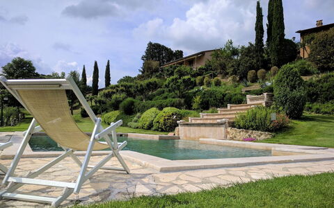 Podere della Bruciata: Udendørs Møbler, Møbel, Have, Flise, Landscaping, Liggestol, Backyard, Skygge, Stol, Gård