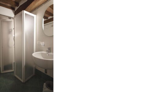Santo Stefano: Væg, Indretning, Gulvbelægning, Etage, Badeværelse, Loft, Vvs, Toilet, Sanitærarmatur, Glas