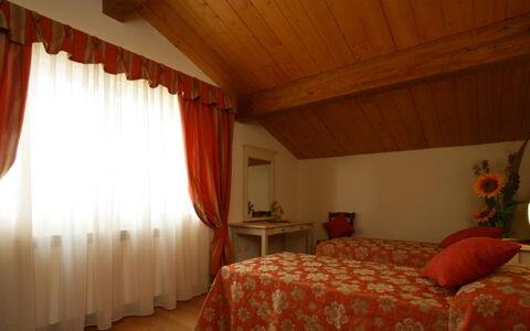 San Giuseppe Villa: Møbel, Indretning, Textile, Værelse, Loft, Sengetøj, Soveværelse, Belysning, Orange, Sengetøj