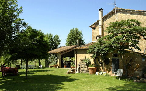 Casalunga: Sommerhus, Stuehus, Estate, Lawn, Have, Gård, Landsby, Backyard, Landscaping, Villa