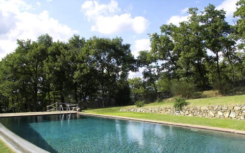 Vallocchie: Have, Svømmepøl, Water Feature, Lawn, Skygge, Landscaping, Backyard, Dam, Afspejling, Parkere