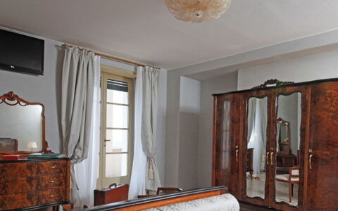 Villa Garda: Møbel, Indretning, Træ, Gulvbelægning, Soveværelse, Værelse, Belysning, Etage, Seng, Billedramme