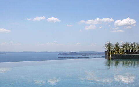 Villa Garda: Blå, Vand, Krop Af Vand, Svømmepøl, Hav, Coastal Og Oceaniske Landskabsformer, Udvej, Ocean, Skumring, Tropics