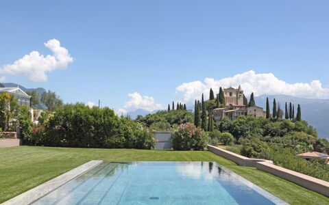 Villa Garda: Svømmepøl, Bakke, Bjergkæde, Estate, Landscaping, Eco Hotel, Have, Villa, Udvej, Mansion