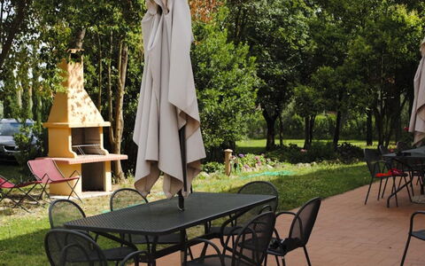 Villa Il Poggio: Møbel, Udendørs Møbler, Bord, Stol, Udendørs Bord, Skygge, Have, Lawn, Køkken & Spisebord, Backyard