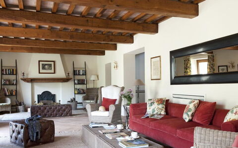 Villa del Cammino: Møbel, Indretning, Couch, Gulvbelægning, Væg, Etage, Stue, Træ, Loft, Værelse