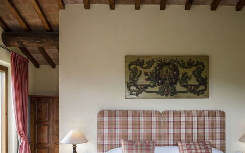 Villa Torre: Møbel, Indretning, Væg, Træ, Gulvbelægning, Etage, Textile, Seng, Belysning, Soveværelse