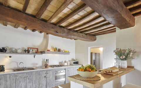 Villa Sibilla: Køkken, Møbel, Indretning, Træ, Gulvbelægning, Countertop, Hjem, Cabinetry, Loft, Etage