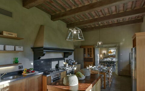 Villa Il Serraglio: Køkken, Indretning, Countertop, Møbel, Køkken Apparat, Gulvbelægning, Loft, Belysning, Hjem, Cabinetry