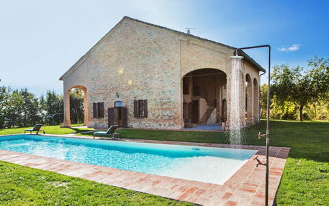 Cascina del Castello: Arkitektur, Dør, Kompositmateriale, Estate, Svømmepøl, Stuehus, Hacienda, Gård, Villa, Backyard
