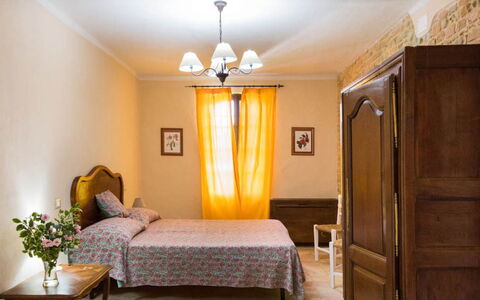 Cascina del Castello: Møbel, Væg, Indretning, Træ, Gulvbelægning, Etage, Soveværelse, Textile, Værelse, Seng