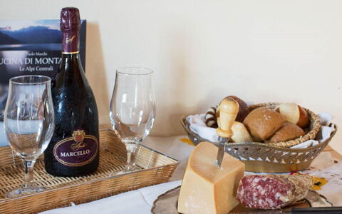 Cascina Tabia: Mad, Bordservice, Ingrediens, Flaske, Glasservice, Drinkware, Vin, Bord, Serveware