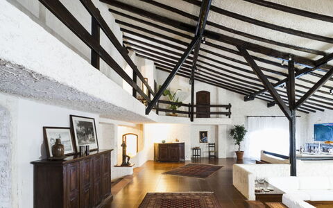Villa Luna Blu: Indretning, Gulvbelægning, Møbel, Etage, Loft, Belysning, Couch, Værelse, Hjem, Stue