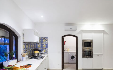 Villa Luna Blu: Indretning, Gulvbelægning, Køkken, Loft, Belysning, Countertop, Etage, Hjem, Lysarmatur, Køkken Apparat