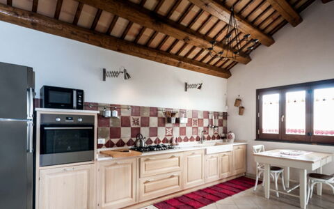 Villa Eroica: Indretning, Køkken, Gulvbelægning, Møbel, Træ, Etage, Loft, Countertop, Cabinetry, Køkken Apparat