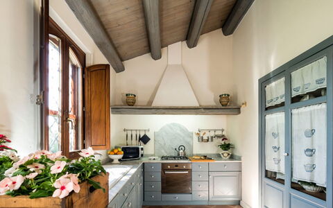 Villa del Sirio: Møbel, Indretning, Køkken, Træ, Gulvbelægning, Hjem, Cabinetry, Countertop, Loft, Belysning