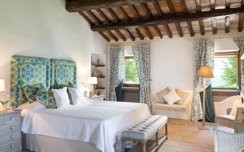 Villa Savino: Møbel, Indretning, Seng, Soveværelse, Hjem, Throw Pillow, Textile, Sengetøj, Gulvbelægning, Etage