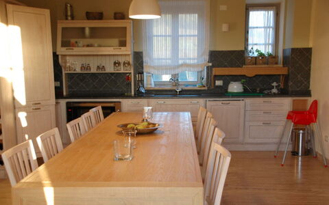 Villa Rufeno: Møbel, Gulvbelægning, Etage, Træ, Indretning, Cabinetry, Countertop, Køkken & Spisebord, Køkken, Stol