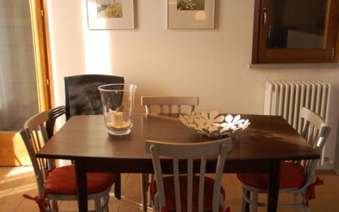 Casale Gioiello: Møbel, Gulvbelægning, Spisestue, Bord, Træ, Stol, Køkken & Spisebord, Indretning, Etage, Brun