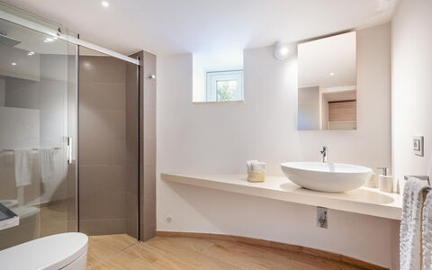 Villa delle Palme: Badeværelse, Indretning, Gulvbelægning, Etage, Sanitærarmatur, Væg, Træ, Badekar, Loft, Tap