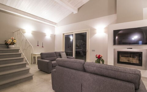 Villa Sara: Indretning, Gulvbelægning, Møbel, Couch, Loft, Etage, Værelse, Stue, Belysning, Hjem