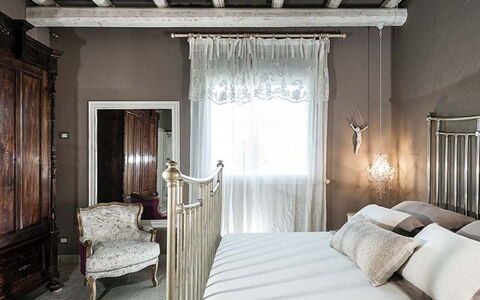 Villa della Laguna: Indretning, Møbel, Soveværelse, Seng, Loft, Belysning, Textile, Sengetøj, Hjem, Værelse