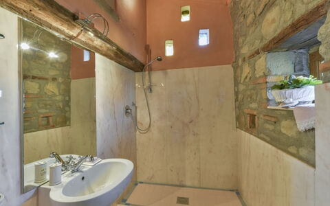 Villa Lucente: Gulvbelægning, Væg, Indretning, Etage, Loft, Sanitærarmatur, Værelse, Badeværelse, Belysning, Møbel