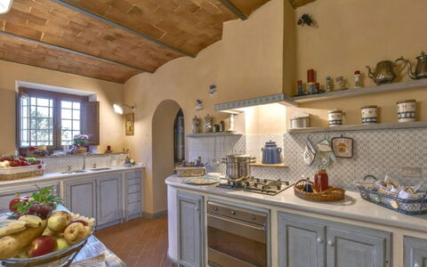 Villa Lucente: Møbel, Indretning, Køkken, Gulvbelægning, Countertop, Cabinetry, Hjem, Belysning, Værelse, Loft