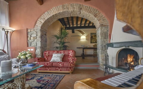 Villa Lucente: Møbel, Væg, Indretning, Gulvbelægning, Belysning, Etage, Stol, Loft, Bord, Stue