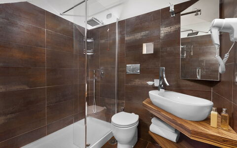 Villa Liliana: Badeværelse, Indretning, Gulvbelægning, Sanitærarmatur, Etage, Håndvask, Vvs, Toilet, Tap, Flise